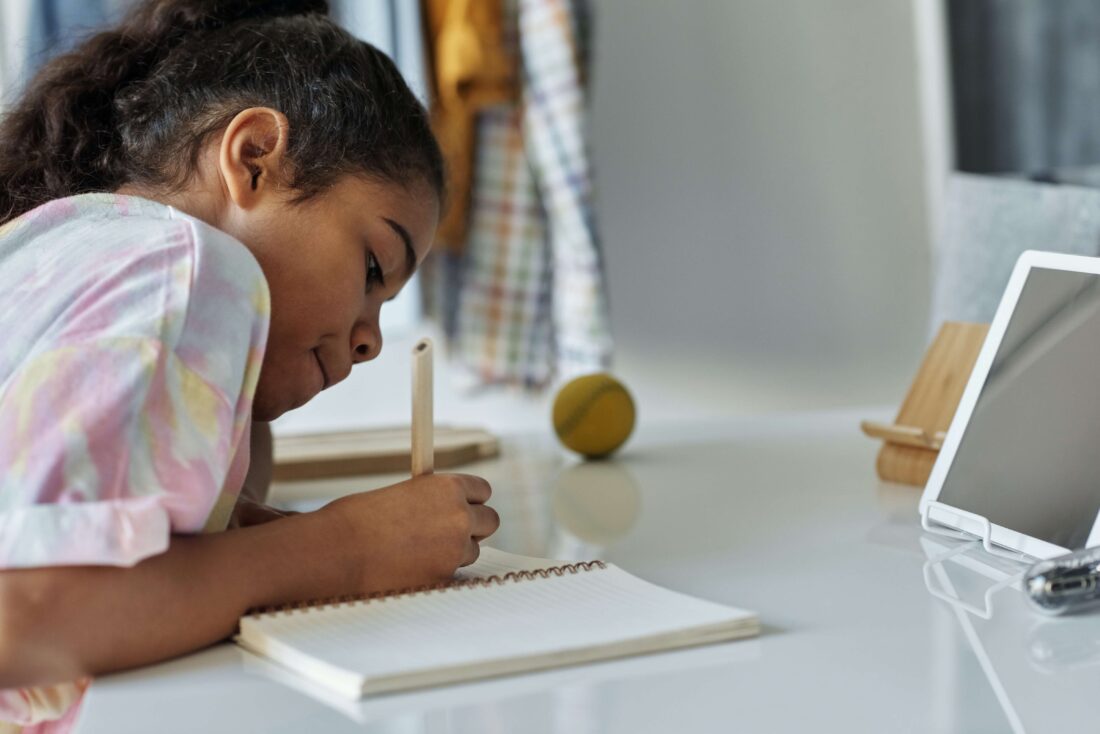 Un enfant apprend une leçon